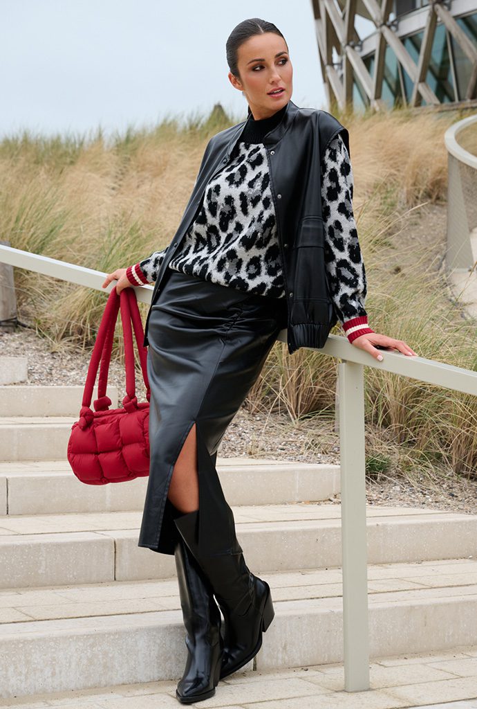 KNIT B817 BLACK GILET B759 BLACK SKIRT B753 BLACK BAG B911 RIO RED.1