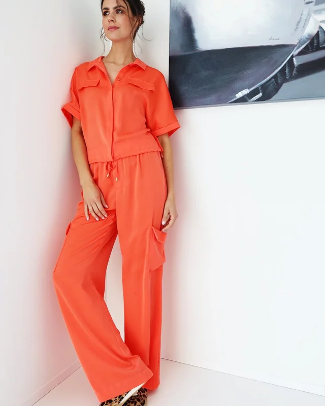 Orangeade dreams and citrus seams. 
This color is the mood for Monday. 🍊
SHOP ONLINE!
Blouse A678 orangeade 
Pants A673 orangeade
~ link in bio ~ 
#ExpressYourself #Newcollection #summercollection #Kdesign #SS25 #Belgiandesign #Belgianbrand #Belgianfashion #MyKdesign #StayFresh #blouse #pants #orange #colorcrush
@isolderoels @larissadc